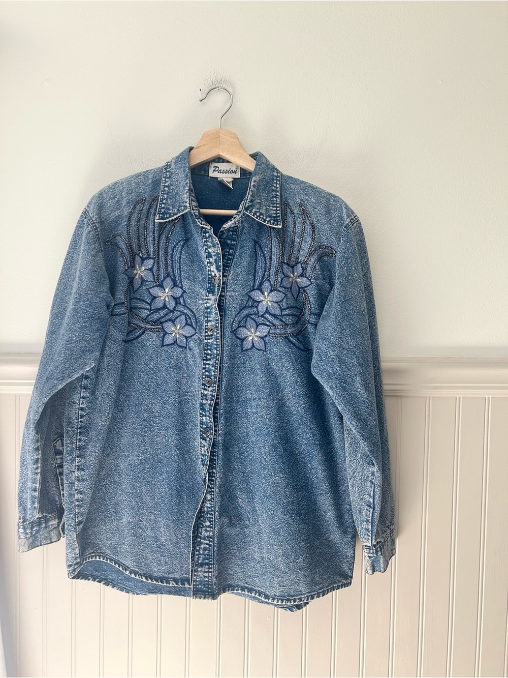 Vintage Passion Denim Blue Floral Button Down Shirt Medium Embroidered Cotton
